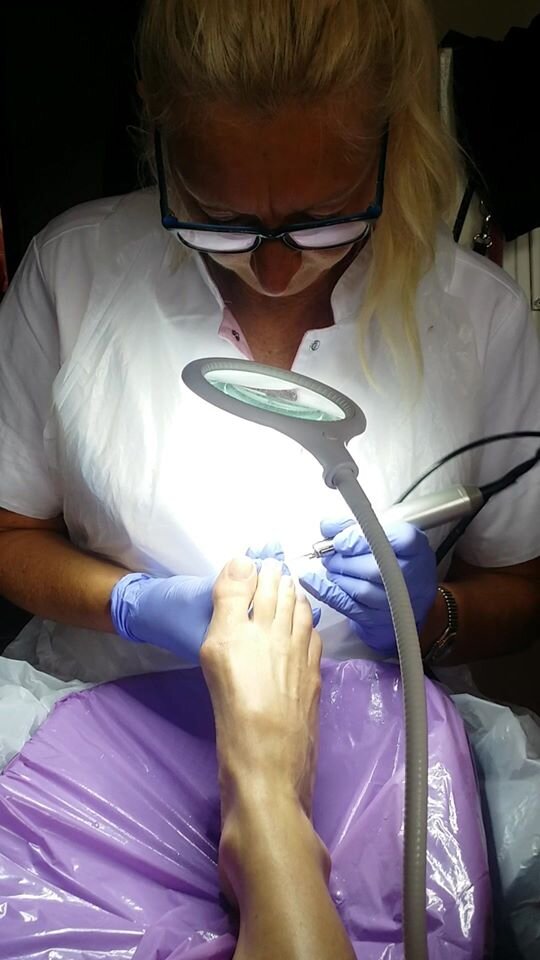 Nauwkeurige behandeling onder de loeplamp, met handschoenen